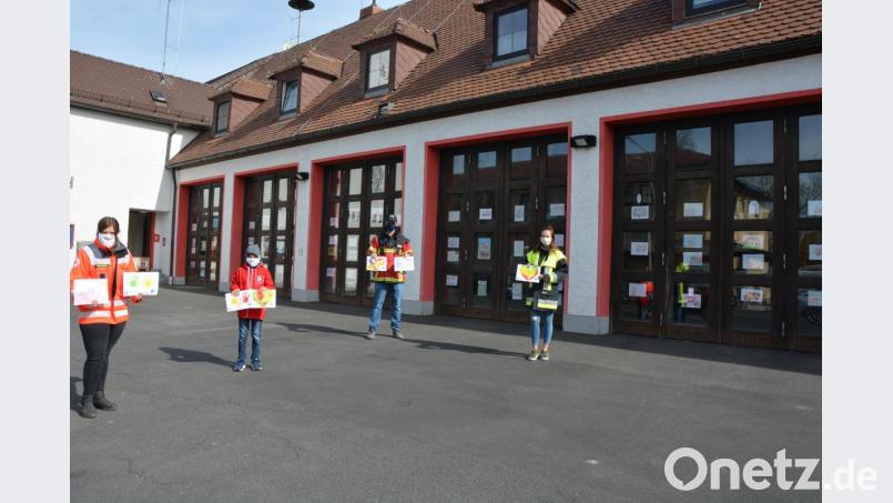 120 Bilder, gemalt von Kindern und Jugendlichen, verschönern derzeit die sieben Tore des Mitterteicher Feuerwehrhauses. Gleich nach dem Malwettbewerb der Jugendfeuerwehr hatte das Jugendrotkreuz zum Gestalten von Herzen aufgerufen, von denen über 350 Exemplare zusammenkamen. Die Mitglieder beider Organisationen freuen sich über die große Resonanz. Im Bild (von links) Katharina Eckstein und Yannik Hoyer vom BRK sowie Feuerwehr-Jugendwart Johannes Schmid und Carolina Grabis von der Jugendfeuerwehr. Bild: jr