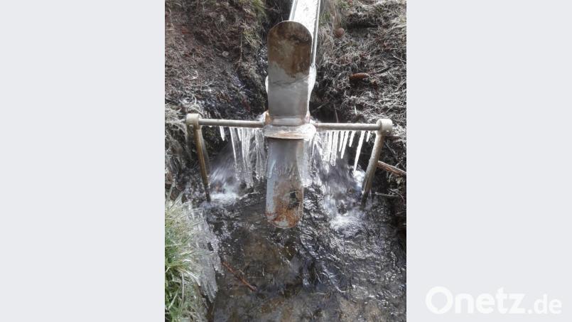 Väterchen Frost hat das Wasserrad noch fest im Griff. Bild: soj