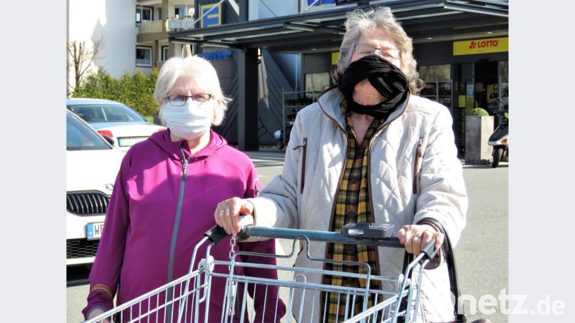 Wenn auch nicht jeder Mundschutz professionell ist, tut es auch zur Not ein ganz normaler Schal. Bild: ubb