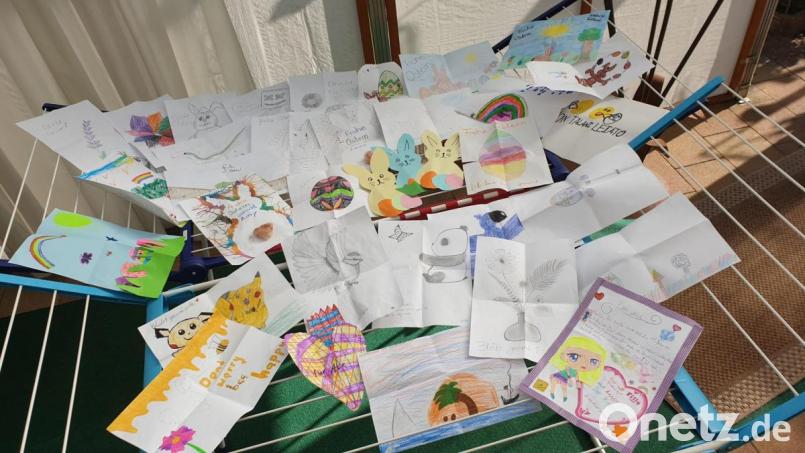 So einen großen Berg bunter Bilder hat Tanja Langer in ihrer aufgestellten Box gefunden. Damit soll den Senioren in Grafenwöhr eine Freude bereitet werden. Bild: exb