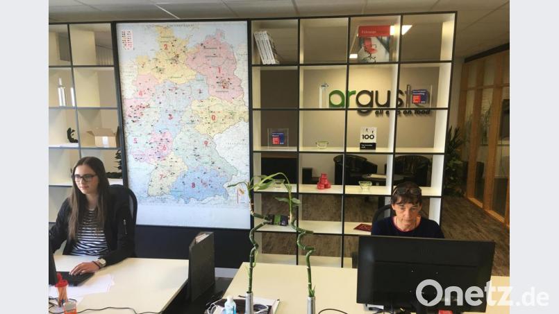 Lena Busch (links) und Claudia Schmidt arbeiten bei der Erbendorfer Firma &quot;argusto&quot; im Bereich Produktdigitalisierung. Sie halten die Stellung im Büro - natürlich mit ausreichend Abstand - die restlichen Mitarbeiter sind im Homeoffice. Bild: exb
