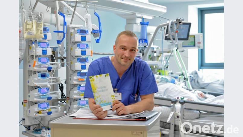 Das Intensivtagebuch ist für Wolfgang Wack eine Herzensangelegenheit. Der Fachkrankenpfleger für Anästhesie und Intensivmedizin am Krankenhaus St. Barbara Schwandorf hat es selbst über mehrere Monate hinweg konzipiert. Bild: Claudia Seitz/exb