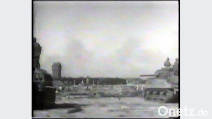 Im Gelände des Truppenübungsplatzes rückte die Kampfgruppe B der 11. US-Panzerdivision von Südwesten her in das Lager Grafenwöhr ein und postierte sich mit ihren Sherman-Tanks im zerstörten Stalllager vor dem Wasserturm. Repro: mor