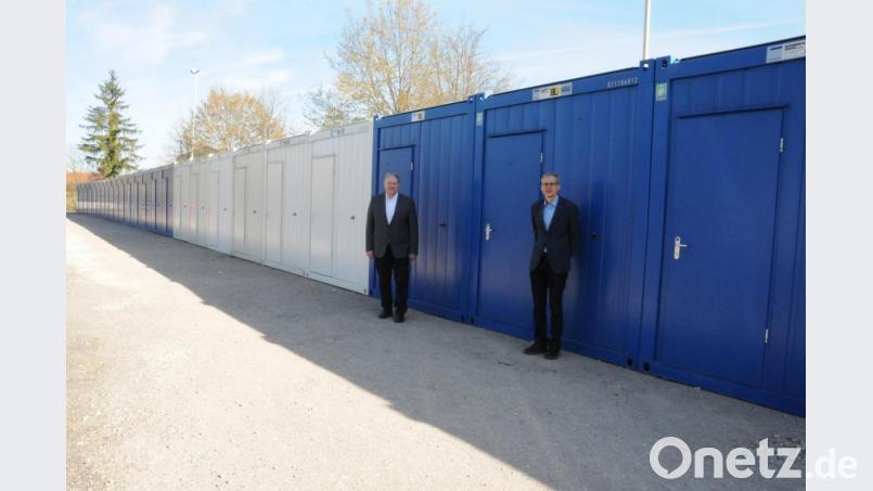 Landrat Richard Reisinger (links) und Gesundheitsamtleiter Roland Brey freuen sich über die personelle Aufstockung des Gesundheitsamtes. 27 Container wurden hierfür auf dem Parkplatz vor dem Gesundheitsamt aufgestellt. Bild: Christine Hollederer/exb