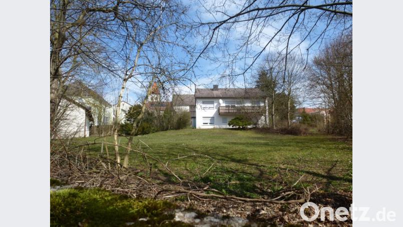 Der Pfarrhof im Marktzentrum ist Geschichte: Eine sechsköpfige Familie aus Weiden hat ihn erworben und wird demnächst dort einziehen. Hinter dem Gebäude befindet sich ein großer Gemüsegarten. Bild: bk
