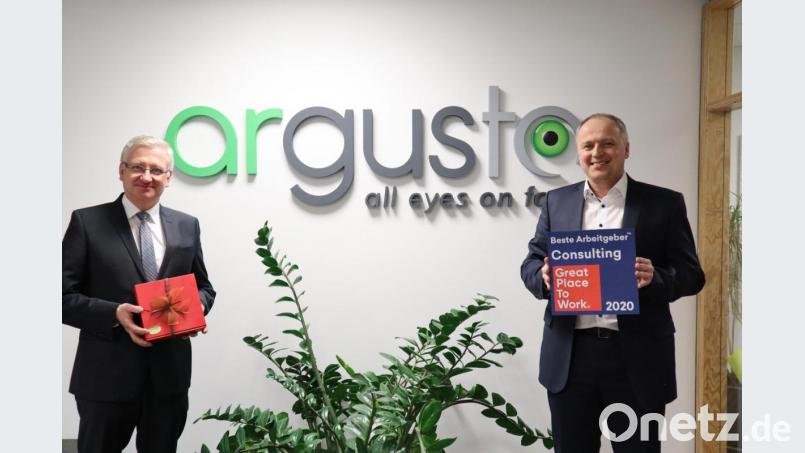 Geschäftsführender Gesellschafter der &quot;argusto&quot; GmbH Norbert Klamt (rechts) mit Zweitem Bürgermeister der Stadt Erbendorf Johannes Reger. Die Firma hat kürzlich die Auszeichnung „Great Place To Work 2020“ erhalten. Bild: exb