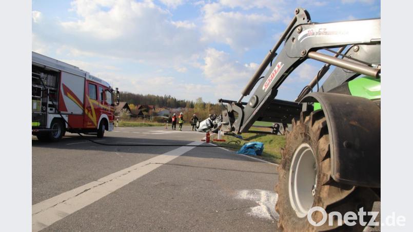 An dem Traktor prallte der Opel ab. Bild: jma