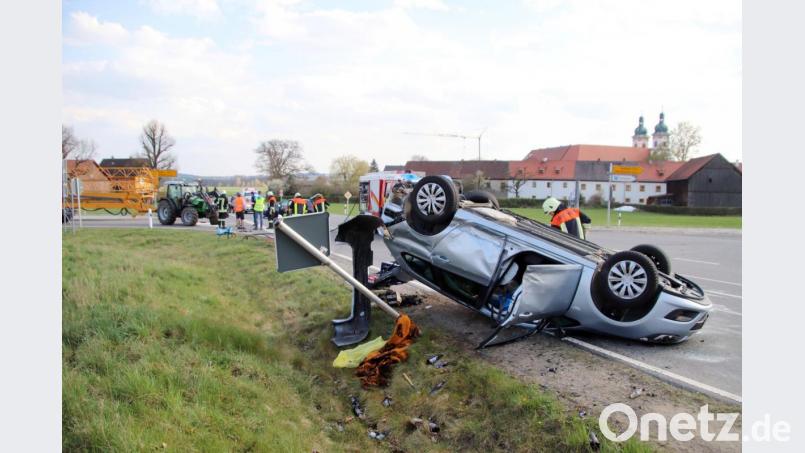 Der Opel landete nach dem Zusammenstoß mit dem Pkw und dem Traktor auf dem Dach. Bild: jma