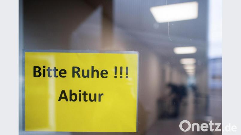 Ein Schild, was die Aufschrift „Bitte Ruhe!!! Abitur“ trägt, hängt an einem Glas. Symbolbild: Jonas Güttler/dpa
