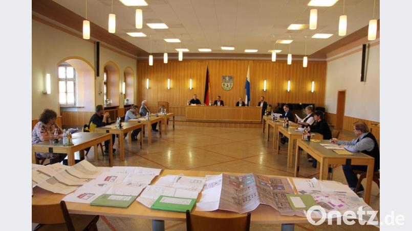 Der Ferienausschuss tagte am Donnerstag im Rathaussaal. Wichtiges Thema waren dabei die Stabilisierungshilfen. Bild: kro