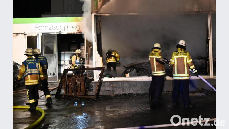 Die Amberger Feuerwehr war mit 30 Einsatzkräften zum Brandort ausgerückt. Bild: gf