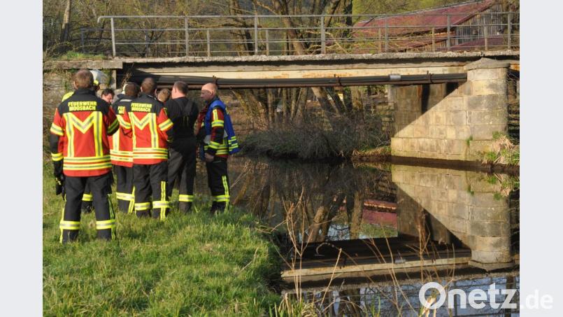 Mehr als 20 Feuerwehrkräfte rücken am Freitag bei der Kainzmühle an, um eine Ölsperre in der Pfreimd zu errichten. Wegen eines technischen Defekts an einem Wasserschieber gelangt Hydrauliköl in das fließende Gewässer. Bild: dob