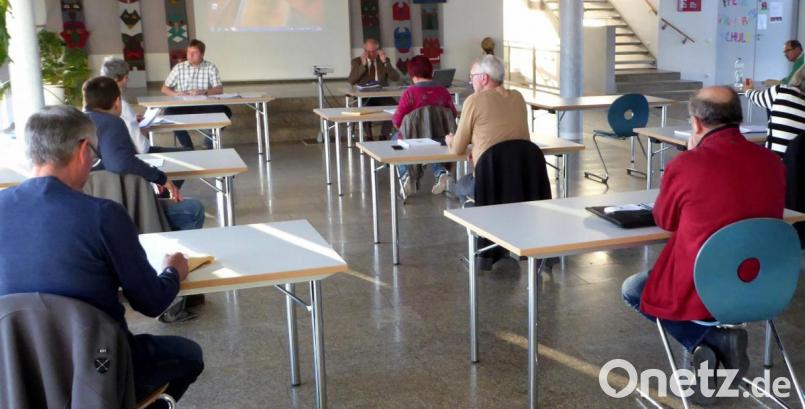 Wie bei einer Prüfung: Die Gemeinderäte setzen sich in der Aula der Josef-Faltenbacher-Schule weit auseinander. Bild: fsb