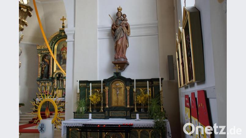 Vor dem Marienaltar in der Pfarrkirche St. Wenzeslaus können Kerzen entzündet werden. Dort liegen auch Texte für eine persönliche Andacht auf. Bild: mmj