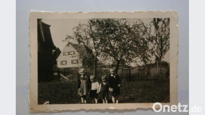 Einen Schutzengel hatten von links Hanna Piehl, Hans Paulus, Hans-Georg Piehl und Georg Paulus, die im Hof gespielt haben, als nur wenige Meter entfernt etwa 20 Splitter amerikanischer Artilleriegeschoss in die Hauswand eingedrungen sind. Bild: gpa