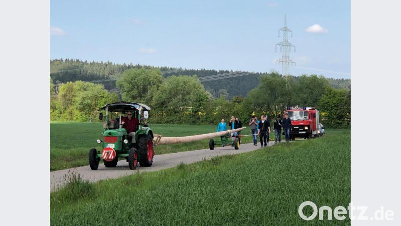 So ein Bild wie im Jahr 2019 wird es heuer nicht geben. Bis es wieder Feste wie das Maibaumaufstellen gibt, wird es wohl noch längere Zeit dauern. Keiner weiß, wie die Veranstaltungen dann durchgeführt werden. Bild: wlr