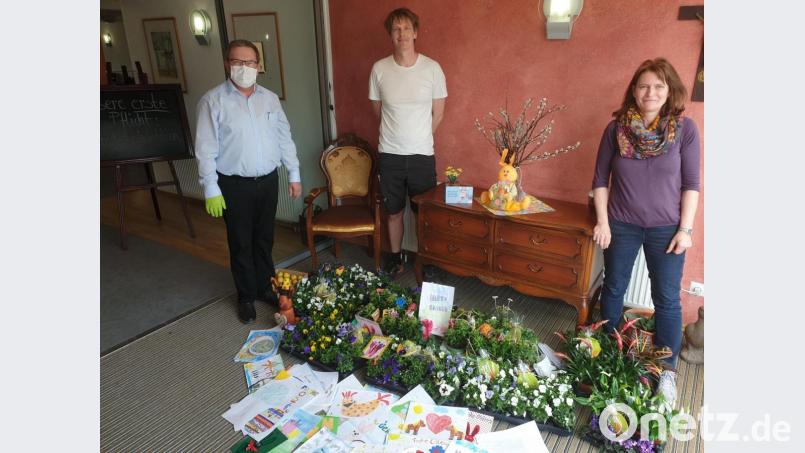 Alexandra Ottmann und Stefan Thar (von rechts) brachten die kleinen Geschenke für die Bewohner in die Seniorenheime. Bild: exb