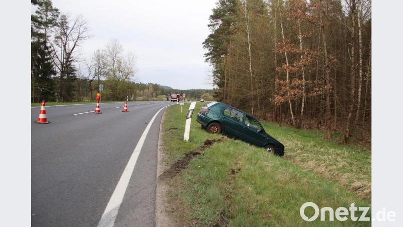 Der Golf einer 38-Jährigen landet am Samstag im Straßengraben neben der B470. Bild: jma