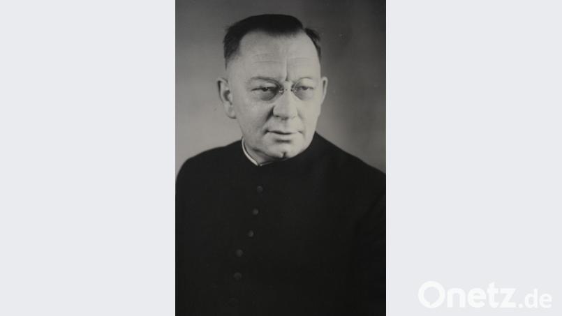 Pfarrer Josef Bollmann, der als Sanitäter den Ersten Weltkrieg an der Westfront erlebt hat, verhinderte eine Panik unter Frauen, die bei einem Trauergottesdienst durch das Dröhnen von Tieffliegern erschreckt wurden und nach Hause laufen wollten. Bild: gpa