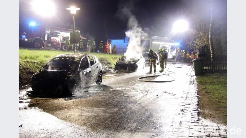 Die Feuerwehr löscht zwei brennende Autos in Wenzenbach. Die Polizei ermittelt nun die Brandursache. Bild: (c) Auer Alexander