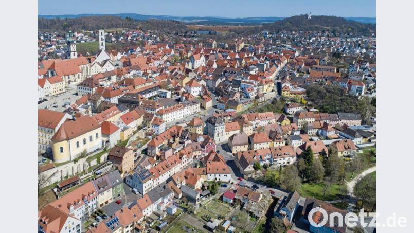 Warum überhaupt eine Befragung? Wie soll die Innenstadt von Sulzbach-Rosenberg in Zukunft aussehen? Wo und wie wird gewohnt? Wie entwickeln sich die Freiräume? Wo kann man seine Einkäufe erledigen? Um diese und weitere Fragen beantworten zu können, braucht es gute Planungsgrundlagen und die Mitwirkung aller Akteure und Bewohner in allen Ortsteilen. „Die Stadt möchte mit Ihnen diese Grundlagen durch die vorbereitende Untersuchung, kurz VU, zur Festlegung eines Sanierungsgebietes erarbeiten“, heißt es in dem Anschreiben des Fragebogens, der schon allen betreffenden Personen zugegangen ist.
Mit dieser Befragung möchte die Stadt Beurteilungsgrundlagen schaffen, die es ermöglichen, die Notwendigkeit von Sanierungsmaßnahmen abzuschätzen, strukturelle und städtebauliche Zusammenhänge und Missstände zu erkennen und die Zufriedenheit mit der Wohn- und Versorgungssituation sowie mit dem Wohnumfeld in Erfahrung zu bringen. Basierend auf den Befragungsergebnissen soll ein mögliches Sanierungsgebiet abgegrenzt werden. Im Sanierungsgebiet haben Eigentümer die Möglichkeit, einen Zuschuss für Modernisierungs-/Instandhaltungsmaßnahmen bzw. bauliche Veränderungen im Sinne der Sanierungssatzung zu beantragen sowie entstehende Kosten für die Sanierung (Modernisierung/Instandhaltung) der Gebäude steuerlich abzuschreiben. (ge) Bild: Thilo Hierstetter