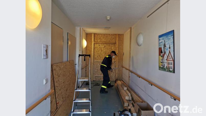 Aus Holz-Verbundplatten errichten die THW-Einsatzkräfte in drei Seniorenheimen spezielle
Schleusen zum Infektionsschutz. Bild: Richard Meiler