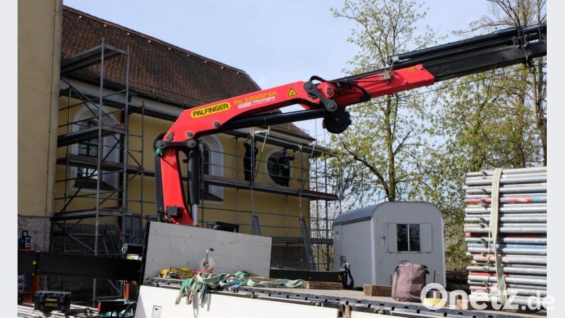 Auf das Gerüst und die Baufahrzeuge auf dem Nikolausberg haben Kirchenverwaltung und Pfarrer lang gewartet. Bild: le