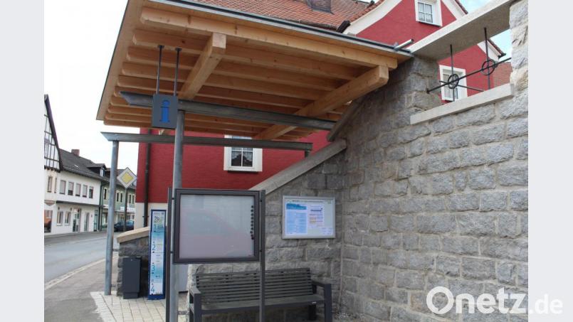 Beim Parkplatz an der Pfarrkirche finden die Bürger neben Infos der Gemeinde nun auch Neues vom Gesundheitsbotschafter Nikolaus Scherr. Bild: nis