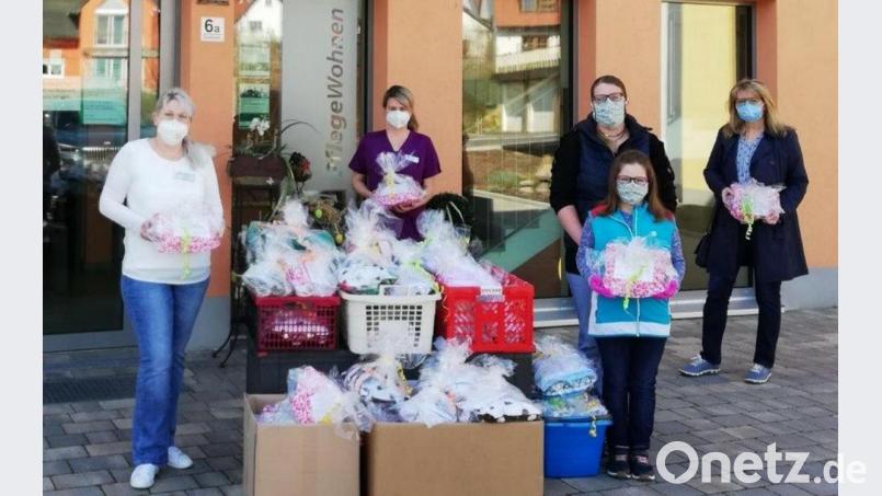 Im Bild (von links): Pflegedienstleiterin Kristina Meier, stellvertretende Pflegedienstleiterin Sandra Schmid, Sandra Pinzer mit Tochter Antonia und Christine Gärtner, Vorsitzende der Nachbarschaftshilfe, bei der Geschenkeübergabe (mit empfohlenem Mundschutz) am Neusorger Senioren-Servicehaus. Bild: wro