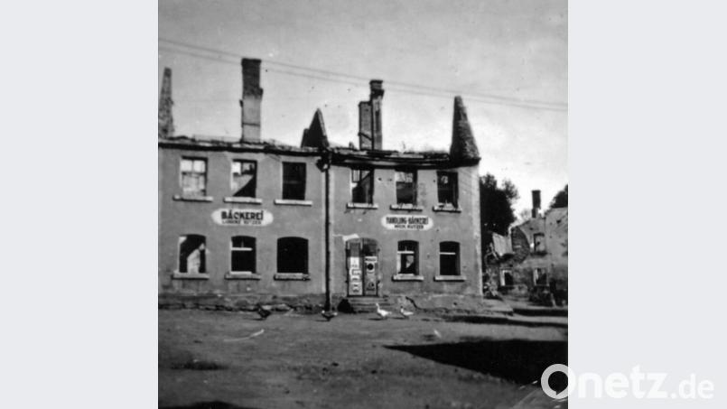 Total zerstört war das Stammhaus des Backhauses Kutzer (links im Bild) am Pfarrer-Naber-Platz. Repro: jr