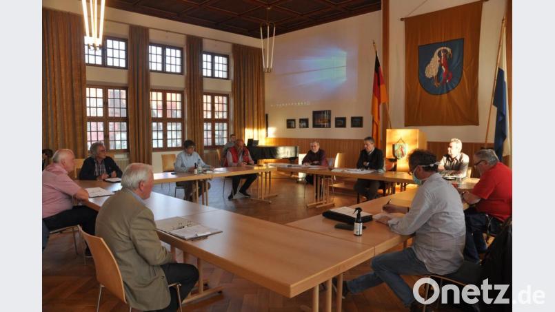 Lediglich Stadtrat Martin Gleixner von den Freien Wählern (vorne, rechts) trug vorbildlich einen Mundschutz in der Sitzung des reduzierten Ferienausschusses, der sich zum ersten Mal im großen Sitzungssaal traf. Der Abstand zwischen den Sitzungsteilnehmern wurde gewahrt. Bild: dob