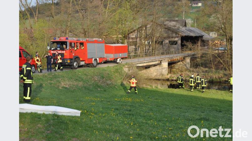 Mehr als 20 Feuerwehrkräfte rücken am Freitag bei der Kainzmühle an, um eine Ölsperre in der Pfreimd zu errichten. Wegen eines technischen Defekts an einem Wasserschieber gelangt Hydrauliköl in das fließende Gewässer. Bild: dob