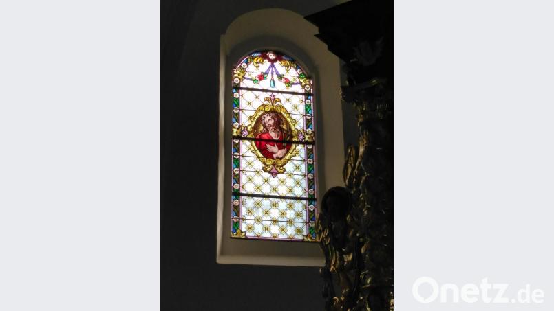 Ein handbemaltes und restauriertes Fenster im Altarraum der Wallfahrtskirche St. Jodok. Bild: rfi