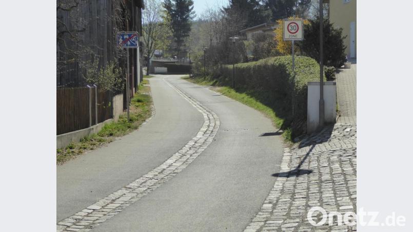 An dieser Stelle im Holunderweg soll einer von drei geplanten Pollern zur Verkehrsberuhigung beitragen. Bild: fsb