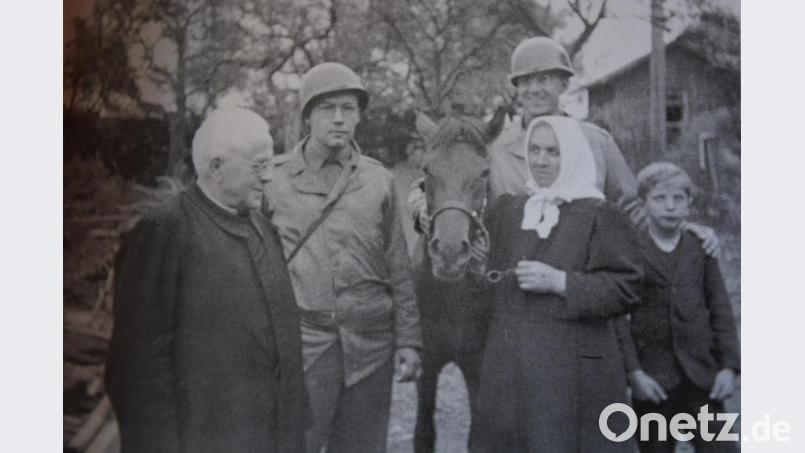 Therese Neumann (Zweite von rechts) und Pfarrer Joseph Naber (links) im Gespräch mit zwei US-Soldaten nach der Befreiung von Konnersreuth. Repro: jr