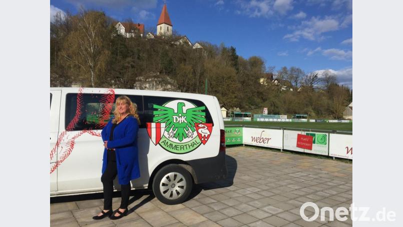 Monika Fruth bei der Übergabe des Busses. Bild: rba