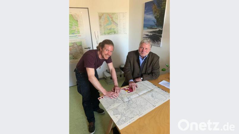 Behördenleiter Wolfhard-Rüdiger Wicht (rechts) wies Fabian Hammerling in seinen Aufgabenbereich ein. Bild: Christoph Lauerer, AELF Amberg/exb