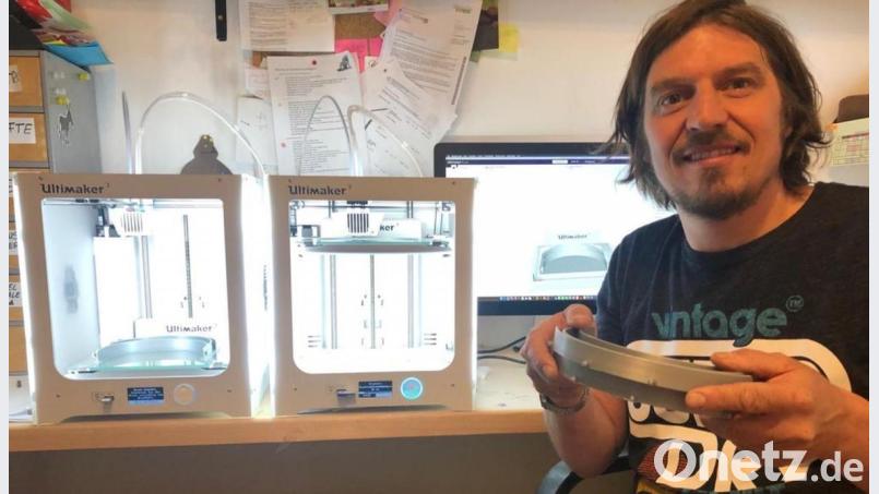 Lehrer Matthias Burger an den 3-D-Druckern. Bild: exb