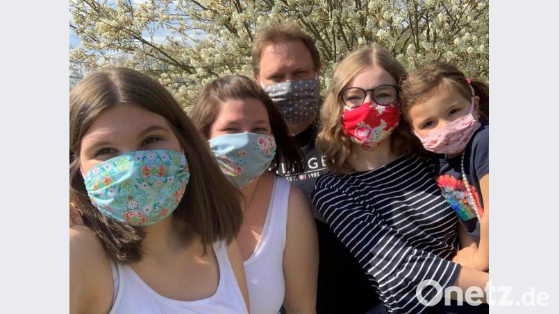 Familie Bickel trägt stets ihre Mund-Nase-Masken, wenn sie vor die Tür geht. Bild: exb