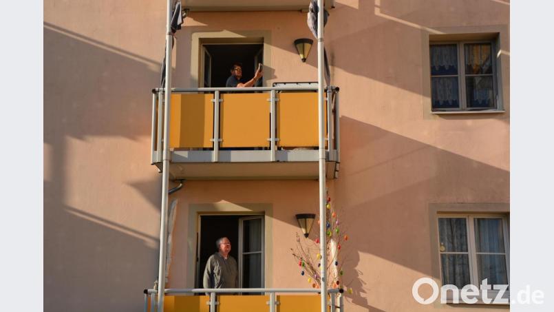 Nachbarn von Frau Ullrich sparten nicht mit Beifall für das kurze musikalische Intermezzo am Sonntagabend. Jedes Sonntag ab 18 Uhr gibt es während der Coronakrise diese musikalische Einlage Bild: jr