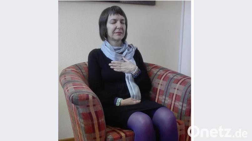 Dragana Lalic demonstriert die Sitzhaltung für die Atemmeditation. Bild: Heidi Himmelhubermmelhuber/exb