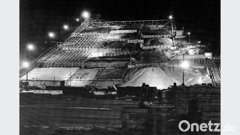 Hitlers Wahnsinn: Bei Oberklausen im Hirschbachtal ließ er ab 1937 ein Teilmodell des sogenannten Deutschen Stadions entstehen. Das Bauwerk, bestehend aus fünf Rängen, wurde an einem Berghang errichtet. Es hätte später auf dem Nürnberger Reichsparteitagsgelände im Original stehen sollen. Im Herbst 1938 soll sich Hitler selbst vom Baufortschritt überzeugt haben. Bild: exb