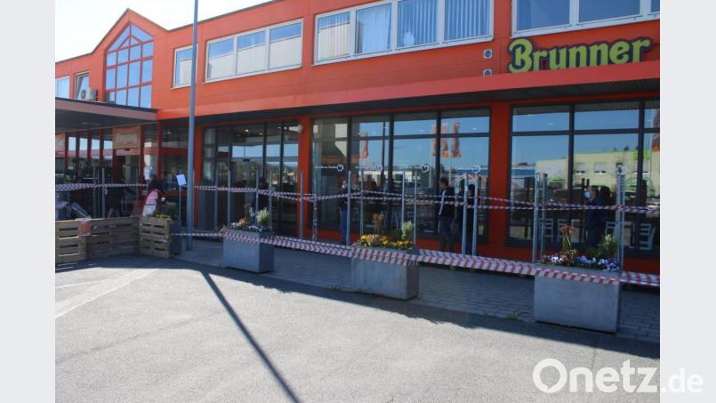 Geduldig warten die Kunden auf Einlass und einen Einkaufswagen. Dieser soll für die Einhaltung eines Abstandes sorgen und die Anzahl an Menschen im Markt limitieren. Bild: sne