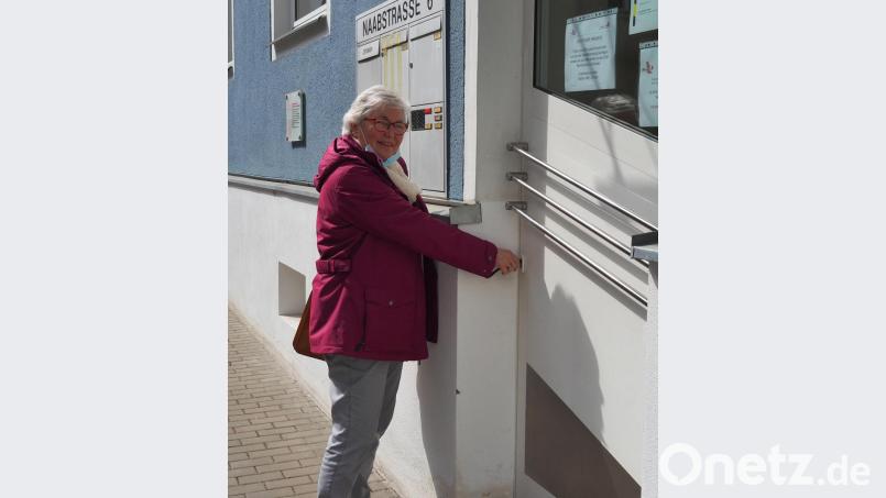 Das wars dann mit dem Arbeitsleben, sagt Gaby Hübner und schließt zum letzten Mal das Gewerkschaftshaus zu. Bild: Bühner