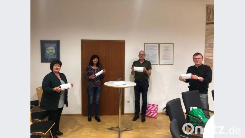 Gemeinderätin Brigitte Trummer, Dritte Bürgermeisterin Evi Höllerer und Bürgermeister Bernhard Lindner (von links) übergeben einen Teil der Masken an den Vorstand des Klinikums St. Marien, Manfred Wendl (rechts), der diese für jenes Personal verwendet, das nicht medizinisch tätig ist und keinen direkten Kontakt zu Patienten hat. Bild: höl