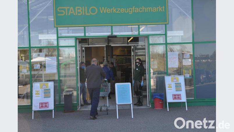Für die Kunden, die seit Montag wieder in die Bau- und Gartenmärkte dürfen, gilt es viele Hinweise zum Hygieneschutz und Abstand beachten. Bild: dob