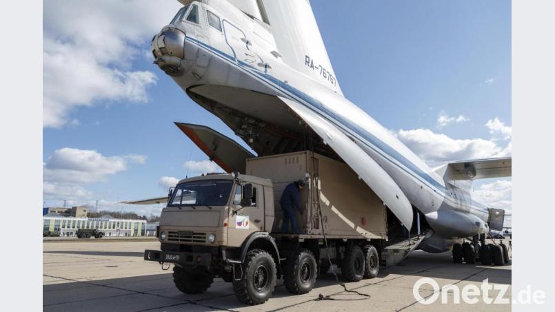 Ein russischer Militärtransporter lädt einen Lkw mit Hilfsgütern für Italien. Bild: Alexei Yereshko/Russian Defense Ministry Press Service/AP/dpa