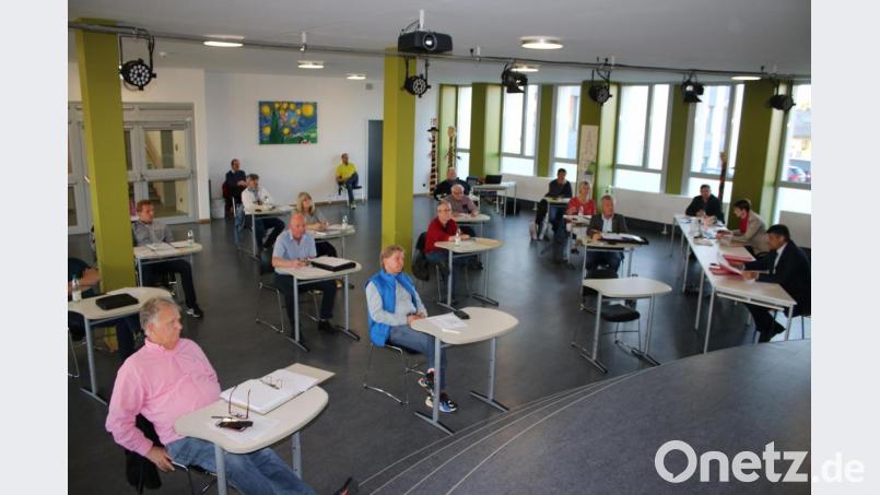 Wie bei einer Prüfung sitzen die Stadträte in der Schulaula wegen des Coronavirus mit genügend Abstand zueinander. Bild: sne