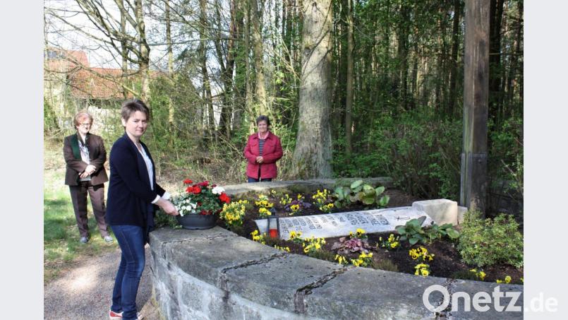 Bürgermeisterin Sonja Meier legte zum Gedenken an den Todesmarsch vor 75 Jahren eine Blumenschale an der Erinnerungsstätte nieder. Im Hintergrund Zweite Bürgermeisterin Maria Baumer und Christa Bücherl, die seit 40 Jahren diese Gedenkstätte pflegt. Bild: lg