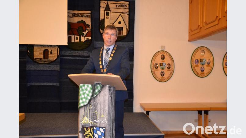 Moosbachs Bürgermeister Hermann Ach bei seiner von Wehmut und Emotionen begleiteten Abschiedsrede im Marktgemeinderat. Bild: gi